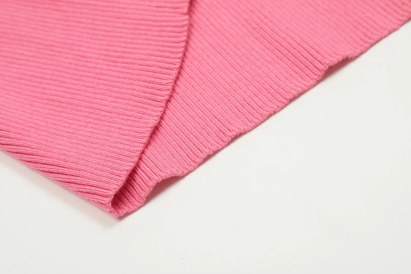 vivienne west wood Vivienne contrasting high-end Korean-style cardigan knitted sweater wool 2024 autumn latest style 🧩 15% merino cotton wool 85% wool blend 🧩Correct Italian 🇮🇹100% wool washed wheat logo Size: S -M- L Color: blue pink black gray